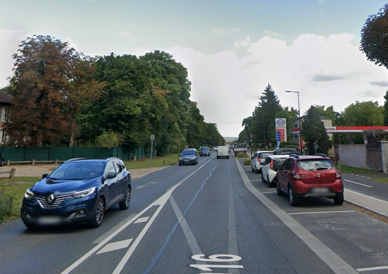 Route en forêt près de Chantilly — terrain DOMOVOLTA
